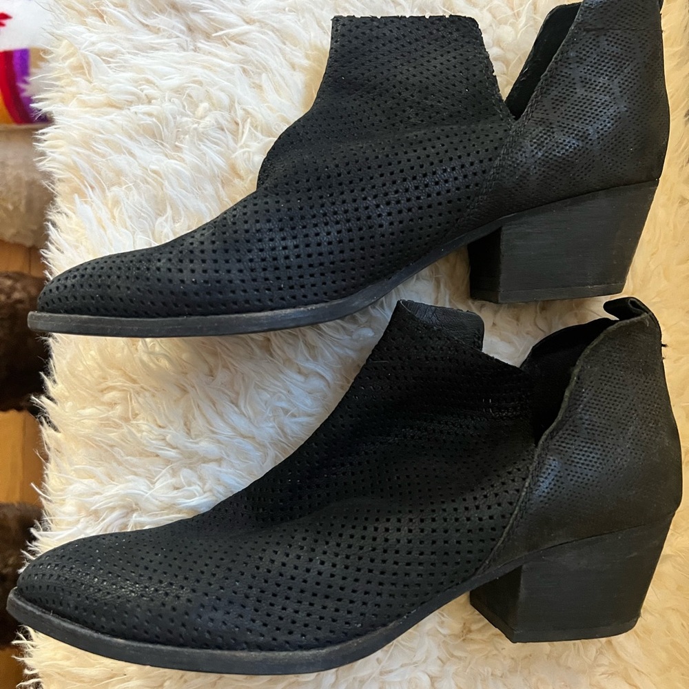 Dolce Vita Black short booties 2 1/2 in heel